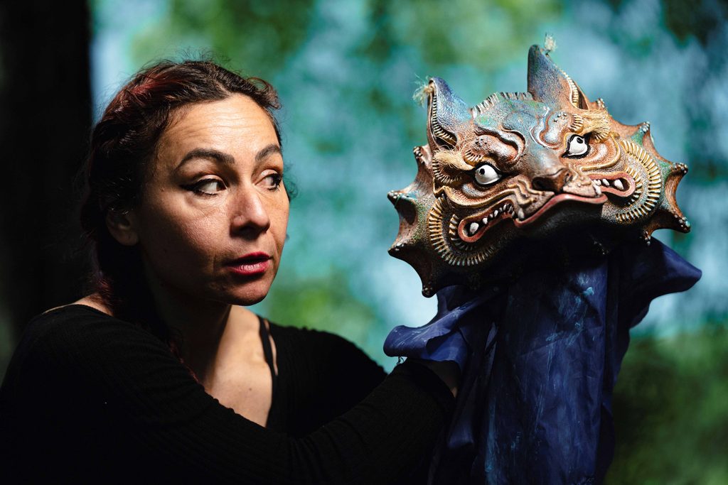 Actrices en escena durante una obra de teatro regional en La Araucanía