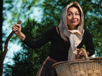 Actrices en escena durante una obra de teatro regional en La Araucanía