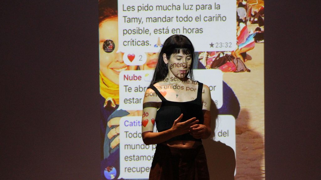 Actrices en escena durante una obra de teatro regional en La Araucanía