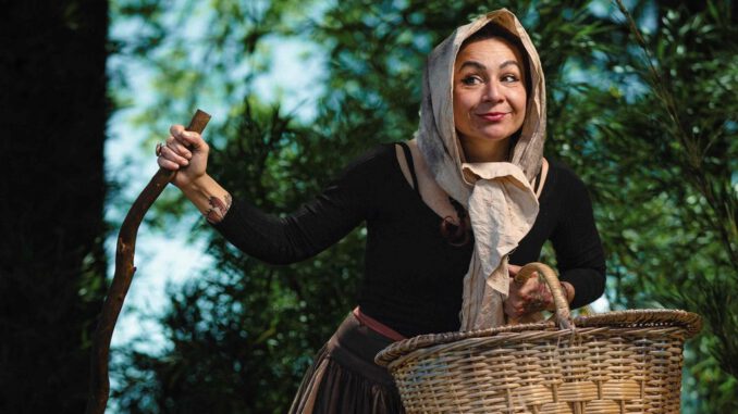 Actrices en escena durante una obra de teatro regional en La Araucanía