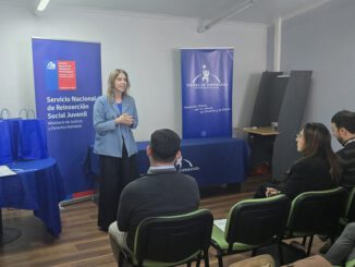 Jóvenes graduados del curso de barbería en Temuco junto a sus instructores recibiendo su certificación