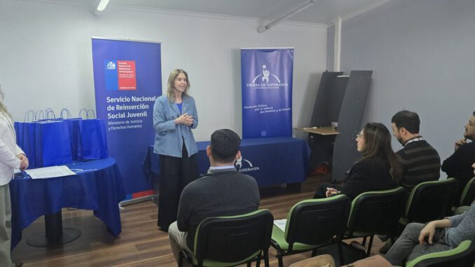 Jóvenes graduados del curso de barbería en Temuco junto a sus instructores recibiendo su certificación
