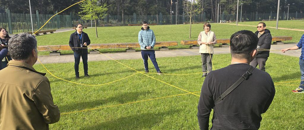 Jóvenes y funcionarios participan en actividades lúdicas al aire libre en el Parque Isla Cautín de Temuco por la prevención del suicidio