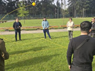 Jóvenes y funcionarios participan en actividades lúdicas al aire libre en el Parque Isla Cautín de Temuco por la prevención del suicidio