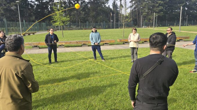 Jóvenes y funcionarios participan en actividades lúdicas al aire libre en el Parque Isla Cautín de Temuco por la prevención del suicidio