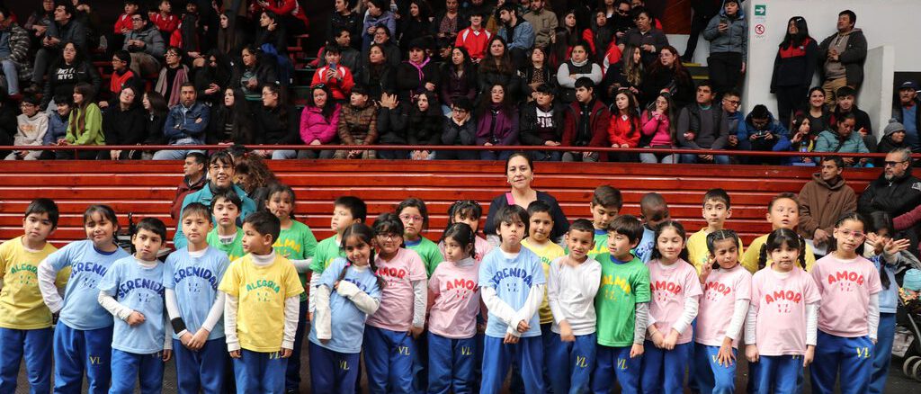 Estudiantes de Villarrica recibiendo computadores de última generación entregados por Junaeb en una ceremonia oficial
