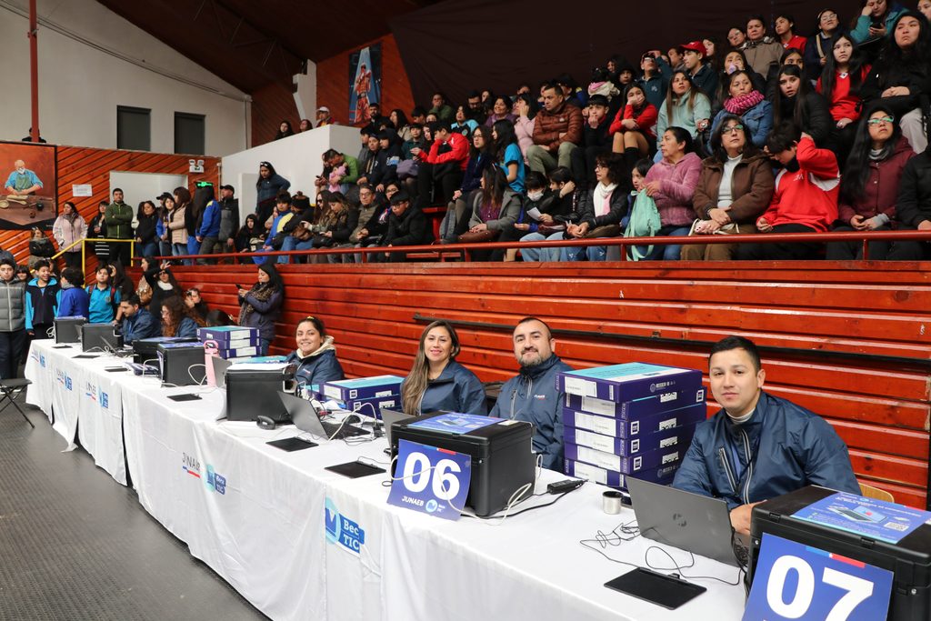 Estudiantes de Villarrica recibiendo computadores de última generación entregados por Junaeb en una ceremonia oficial