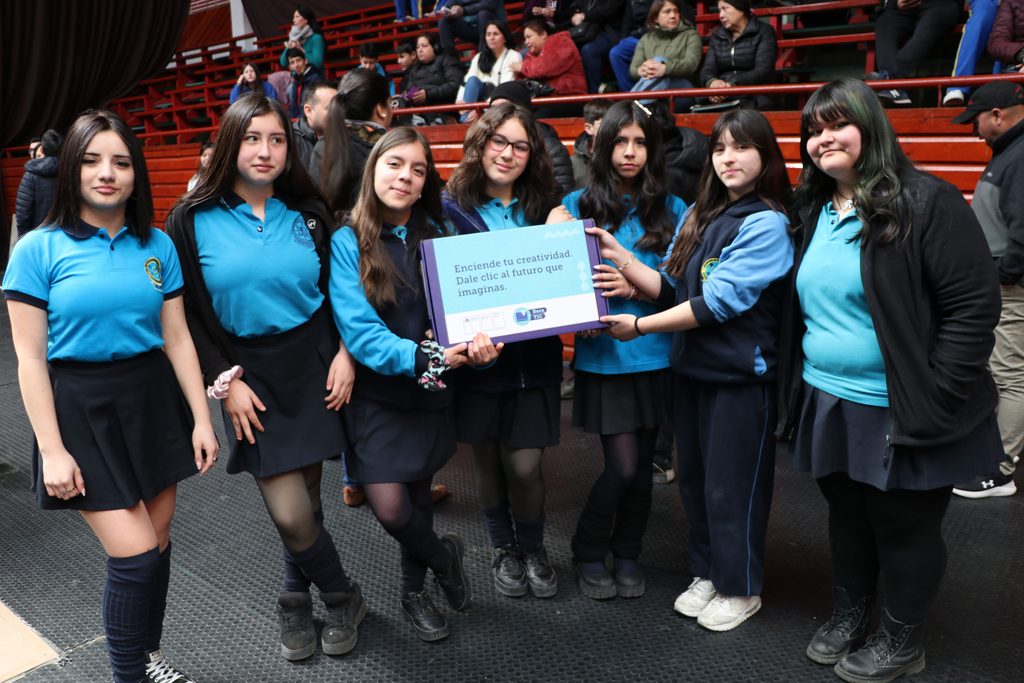 Estudiantes de Villarrica recibiendo computadores de última generación entregados por Junaeb en una ceremonia oficial