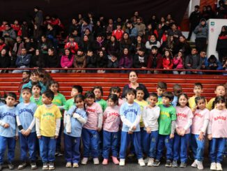 Estudiantes de Villarrica recibiendo computadores de última generación entregados por Junaeb en una ceremonia oficial