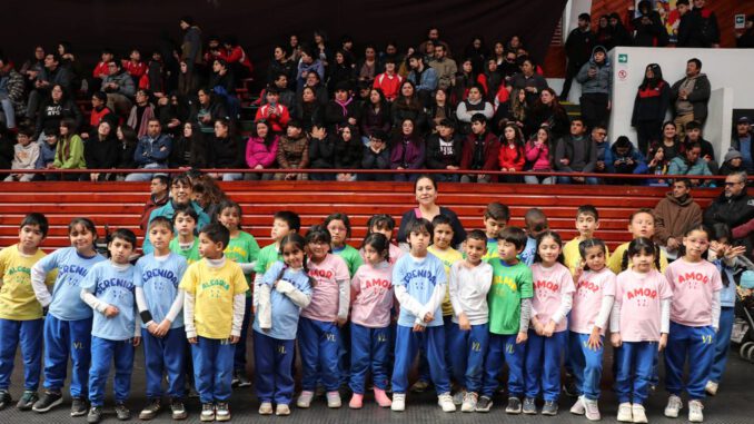 Estudiantes de Villarrica recibiendo computadores de última generación entregados por Junaeb en una ceremonia oficial