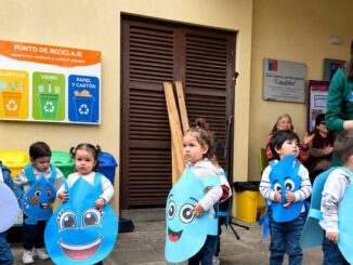 Niños y vecinos participando en la reactivación del huerto medicinal del Jardín Infantil Capullito en Temuco