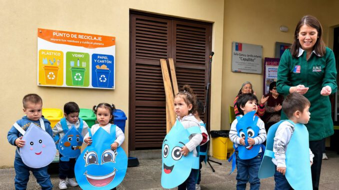 Niños y vecinos participando en la reactivación del huerto medicinal del Jardín Infantil Capullito en Temuco