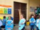 Niños y vecinos participando en la reactivación del huerto medicinal del Jardín Infantil Capullito en Temuco