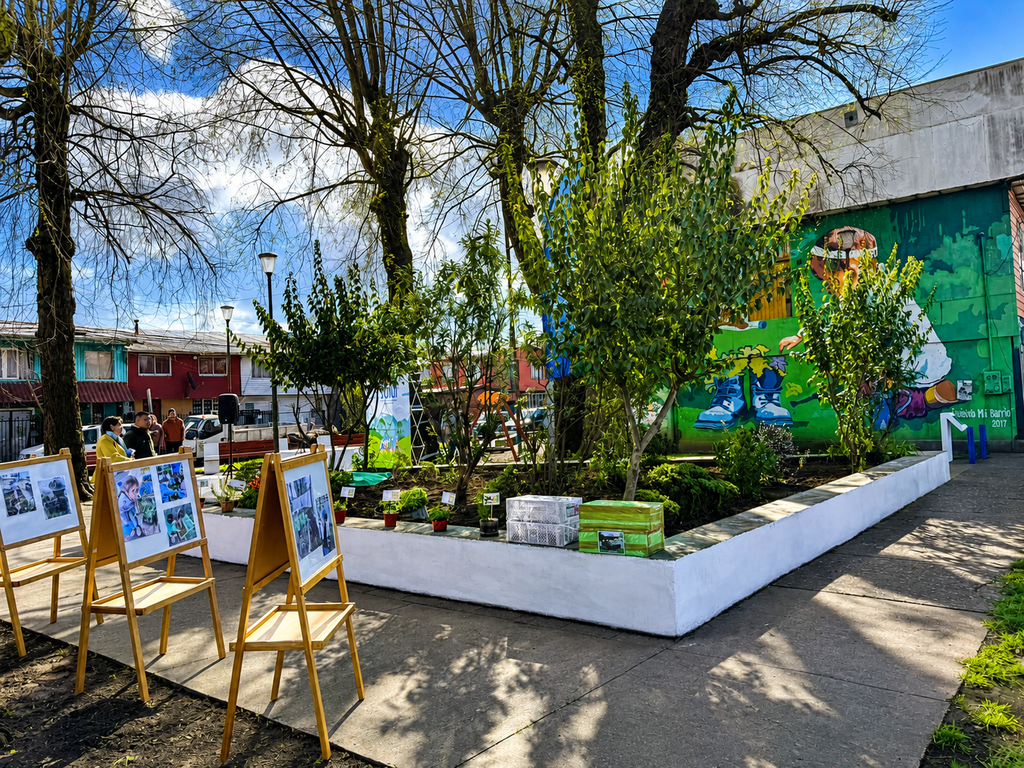 Niños y vecinos participando en la reactivación del huerto medicinal del Jardín Infantil Capullito en Temuco