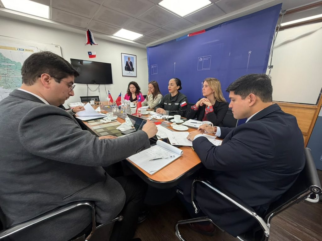 Autoridades regionales formalizando la Comisión Mixta de Educación para recintos penitenciarios en La Araucanía
