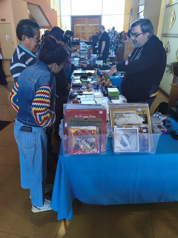 Asistentes disfrutando de objetos coleccionables y música en la 2da Expo Retro de Lautaro