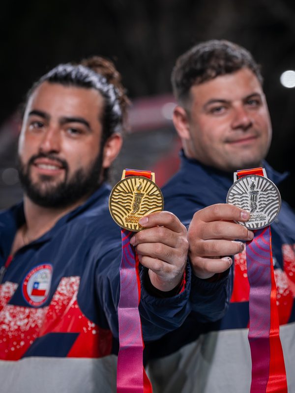 Atletas de La Araucanía celebrando sus medallas obtenidas en los Juegos Suramericanos Santa Fe 2026