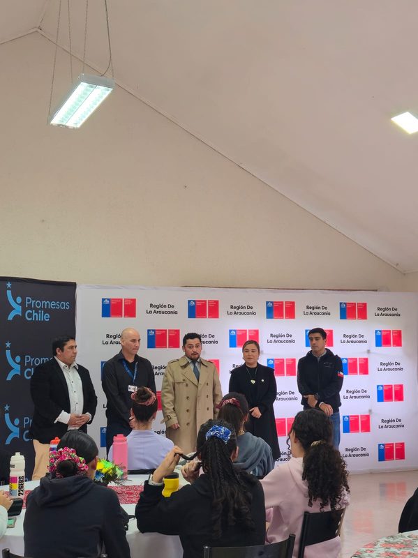 Jóvenes atletas participando en el concentrado nacional de atletismo Promesas Chile en el Campo de Deportes Ñielol.