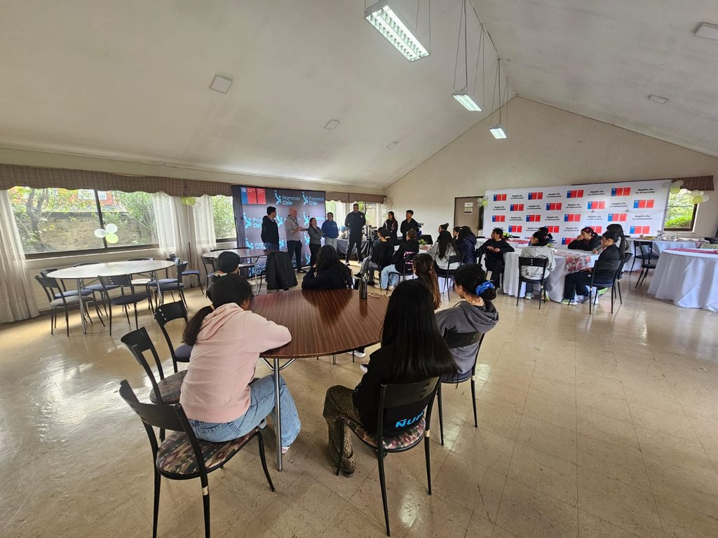 Jóvenes atletas participando en el concentrado nacional de atletismo Promesas Chile en el Campo de Deportes Ñielol.