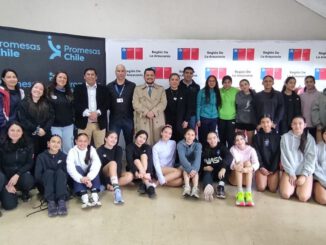 Jóvenes atletas participando en el concentrado nacional de atletismo Promesas Chile en el Campo de Deportes Ñielol.