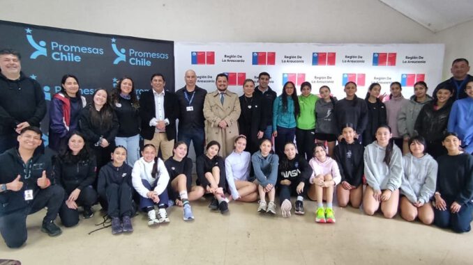 Jóvenes atletas participando en el concentrado nacional de atletismo Promesas Chile en el Campo de Deportes Ñielol.
