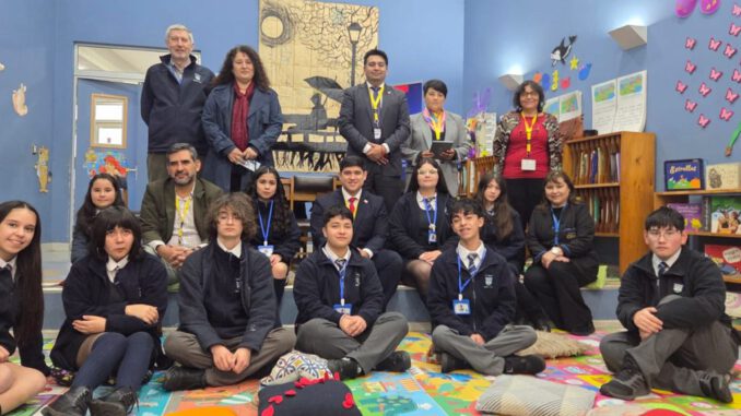 Estudiantes y autoridades en el lanzamiento regional de la Biblioteca Digital Escolar en Temuco