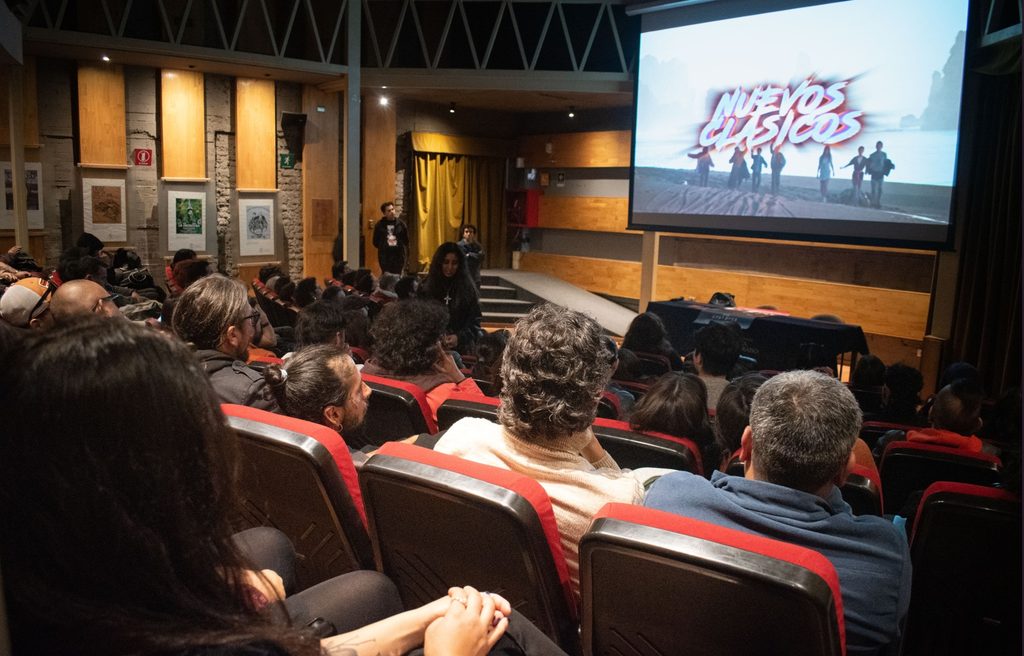Cartelera de cine con clásicos cinematográficos como Rocky y Trainspotting en Valparaíso