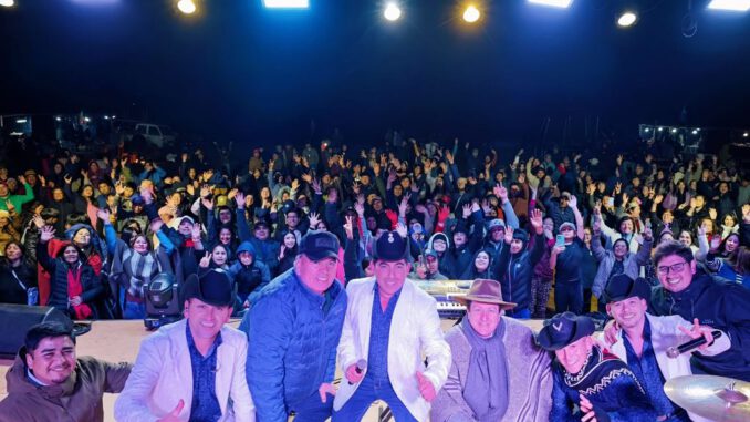 Participantes y visitantes disfrutando de la cuarta versión de la Ruta Valle del Kuel con gastronomía y artesanía local en Lumaco.