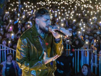 Artistas chilenos participando en la Gira Teletón en el escenario de la costanera de Villarrica