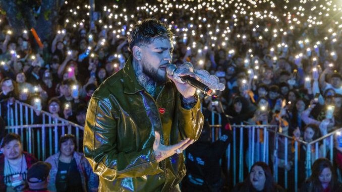 Artistas chilenos participando en la Gira Teletón en el escenario de la costanera de Villarrica
