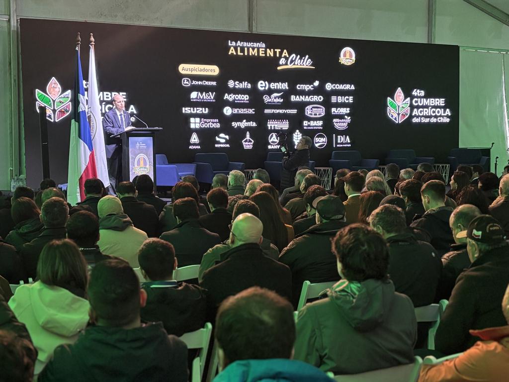 Asistentes participando en la cuarta Cumbre Agrícola del Sur en la provincia de Malleco bajo la lluvia