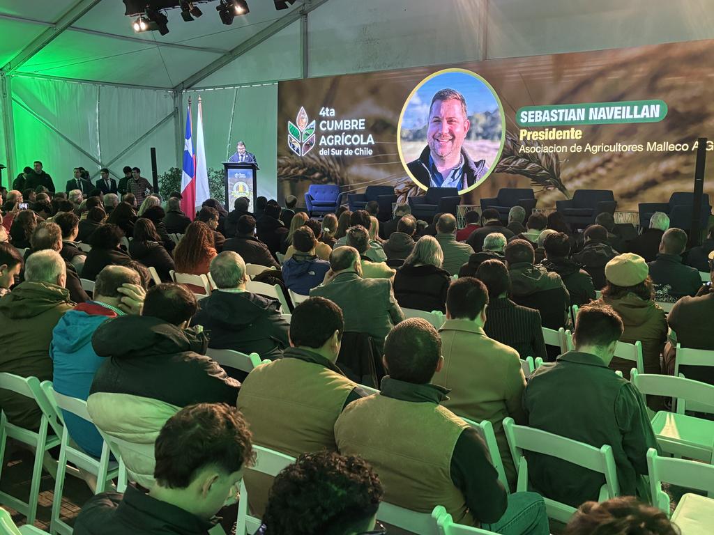 Asistentes participando en la cuarta Cumbre Agrícola del Sur en la provincia de Malleco bajo la lluvia