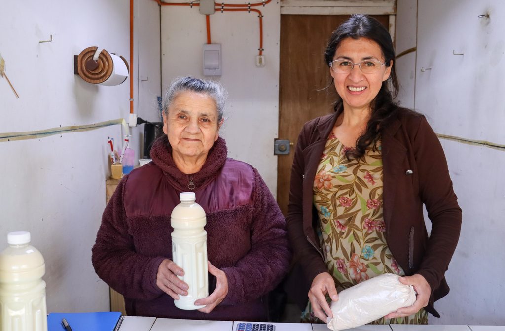 Vecinos de Villarrica consultando información sobre el Fondo Municipal de Emprendimiento 2026 en el Centro Empresarial.