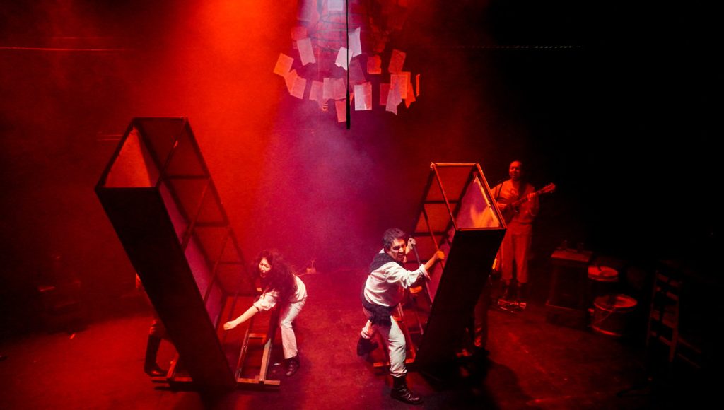 Elenco de la obra La Patriota en el escenario del Teatro Municipal de Temuco durante su presentación.