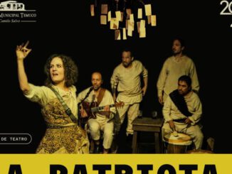 Elenco de la obra La Patriota en el escenario del Teatro Municipal de Temuco durante su presentación.