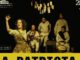 Elenco de la obra La Patriota en el escenario del Teatro Municipal de Temuco durante su presentación.