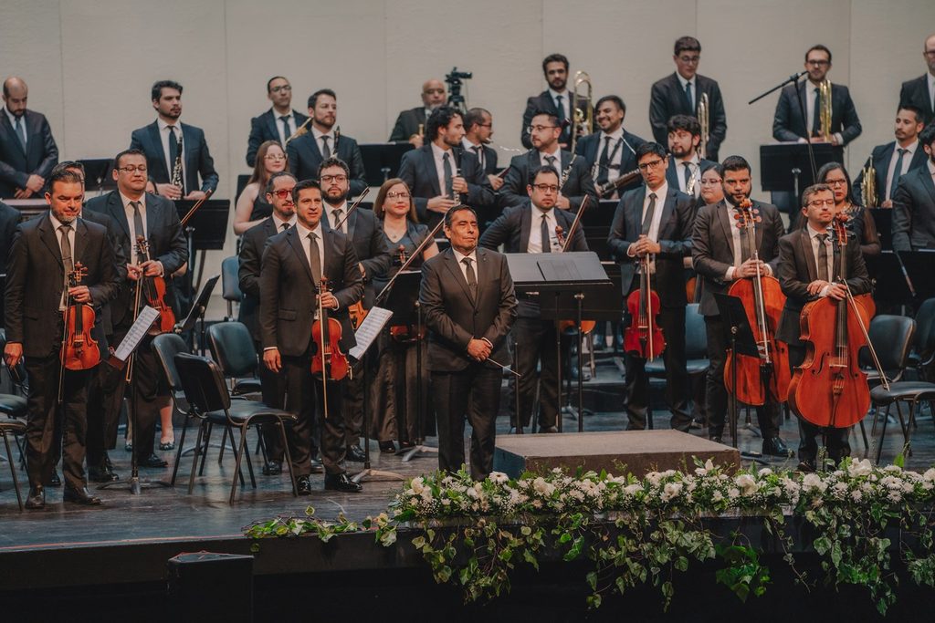 La Orquesta Filarmónica de Temuco presentándose en el escenario ante el público