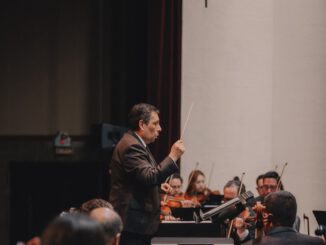 La Orquesta Filarmónica de Temuco presentándose en el escenario ante el público