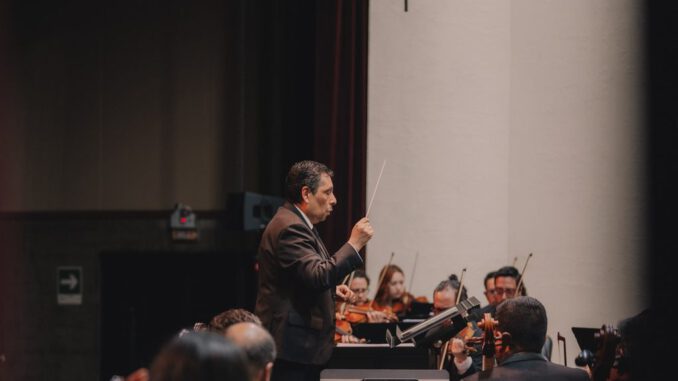 La Orquesta Filarmónica de Temuco presentándose en el escenario ante el público