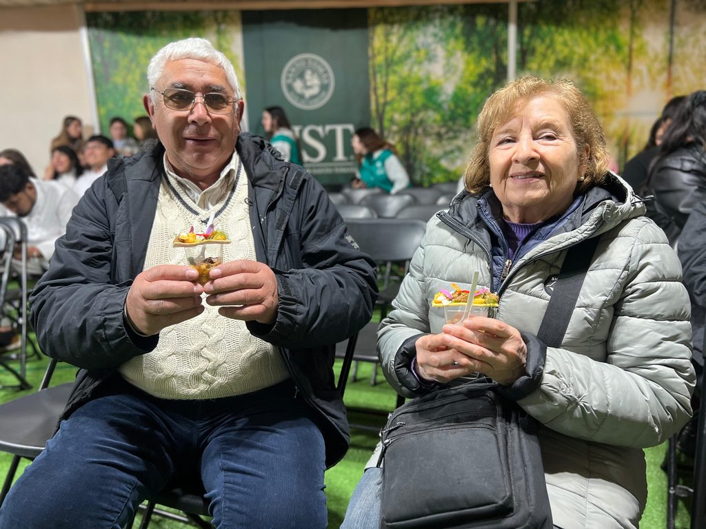 Estudiantes y chefs participando en el seminario de gastronomía Sabores y Saberes en La Araucanía