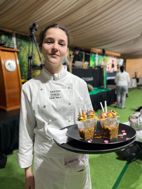 Estudiantes y chefs participando en el seminario de gastronomía Sabores y Saberes en La Araucanía