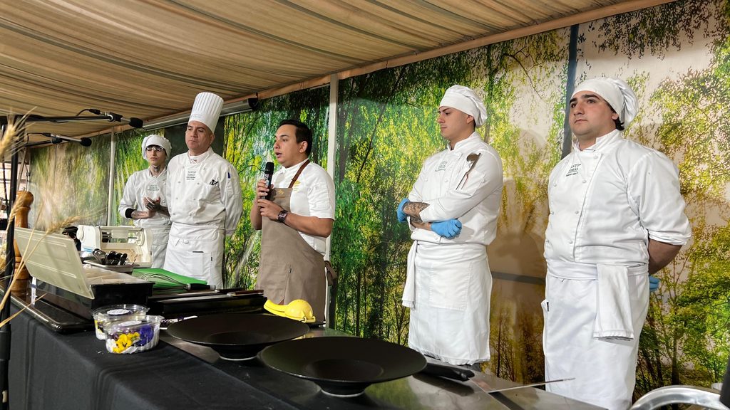 Estudiantes y chefs participando en el seminario de gastronomía Sabores y Saberes en La Araucanía