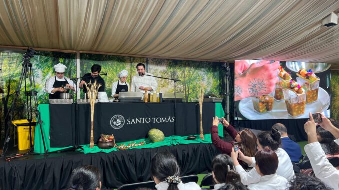 Estudiantes y chefs participando en el seminario de gastronomía Sabores y Saberes en La Araucanía