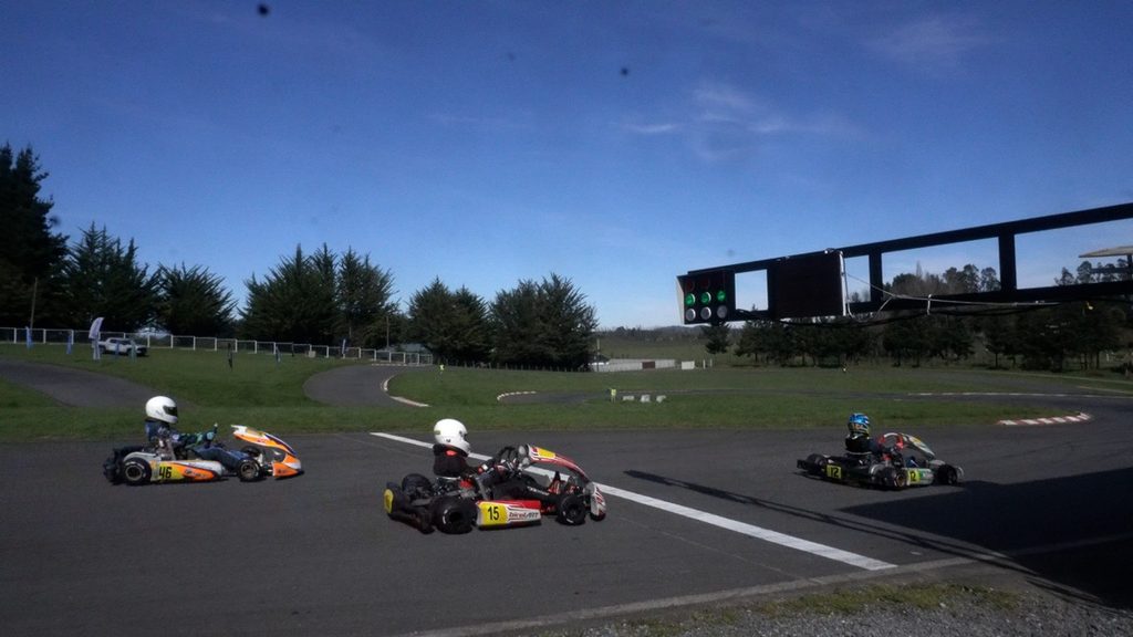 Pilotos compitiendo en la sexta fecha del campeonato de karting regional en La Araucanía