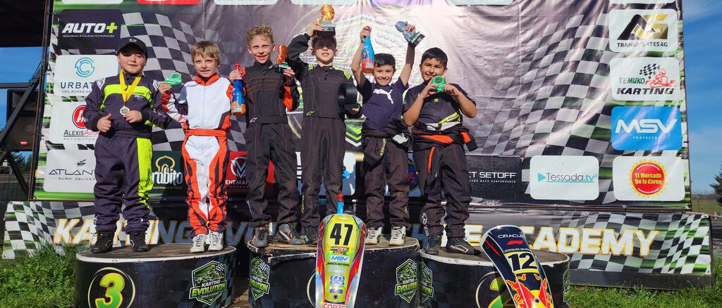 Pilotos compitiendo en la sexta fecha del campeonato de karting regional en La Araucanía