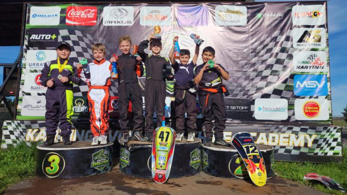 Pilotos compitiendo en la sexta fecha del campeonato de karting regional en La Araucanía