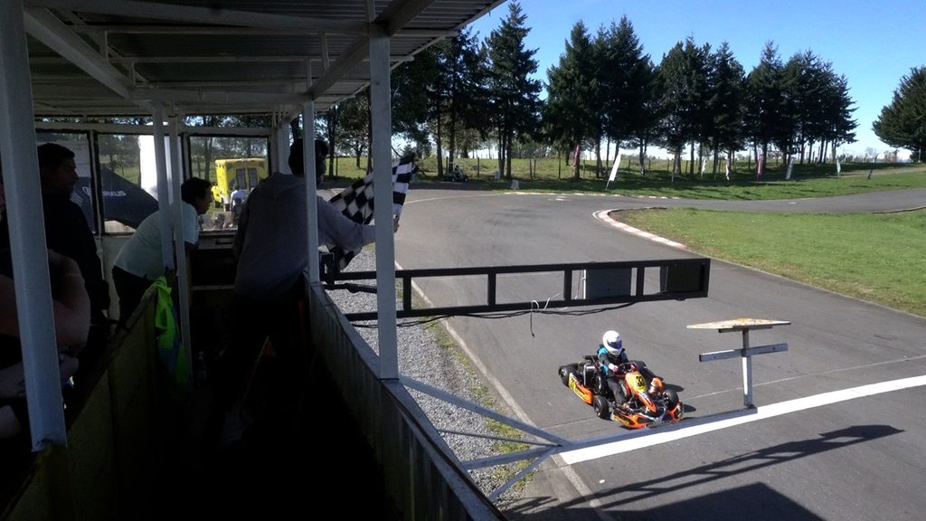 Pilotos compitiendo en la sexta fecha del campeonato de karting regional en La Araucanía
