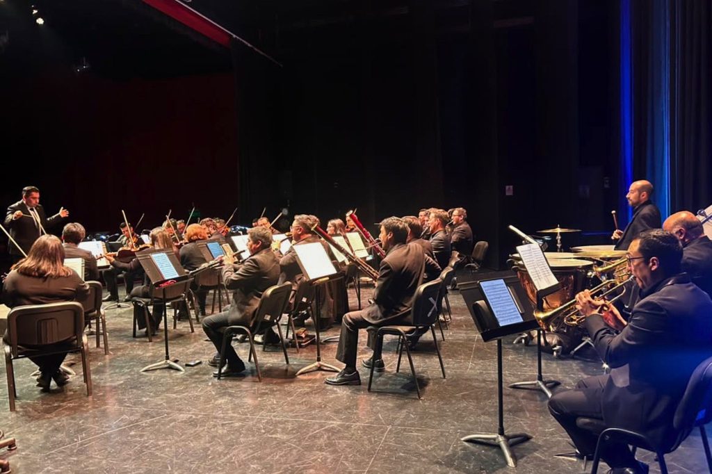 Orquesta Filarmonica de Temuco ofreciendo un concierto educativo en Villarrica junto a la Universidad Autonoma