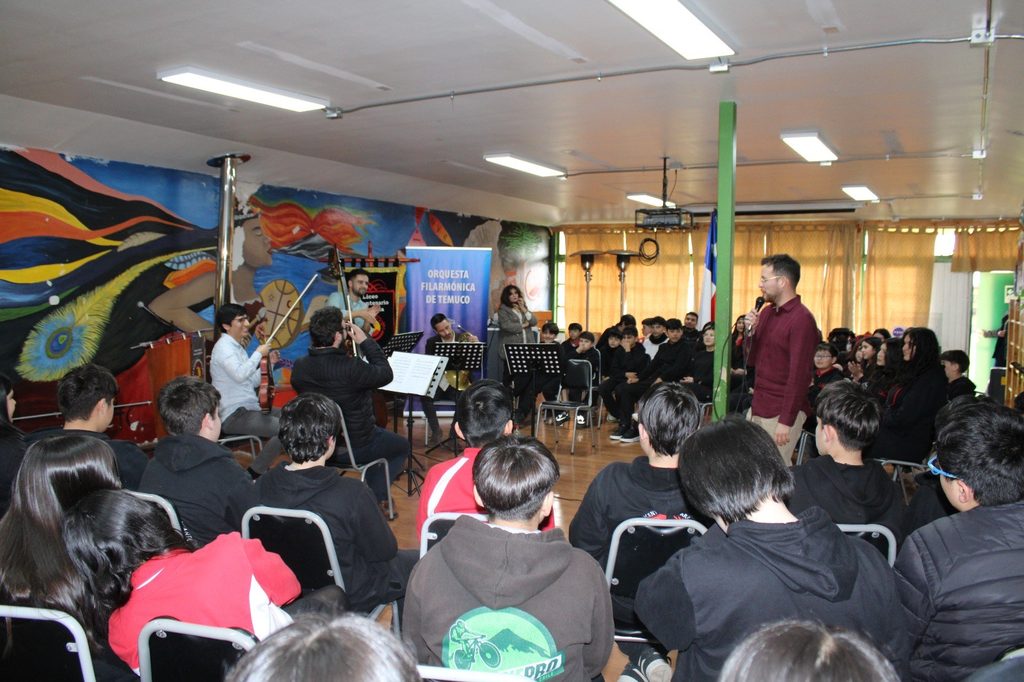 Orquesta Filarmonica de Temuco ofreciendo un concierto educativo en Villarrica junto a la Universidad Autonoma