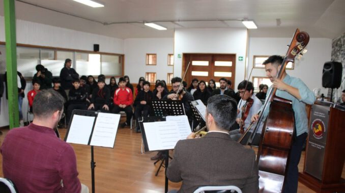 Orquesta Filarmonica de Temuco ofreciendo un concierto educativo en Villarrica junto a la Universidad Autonoma